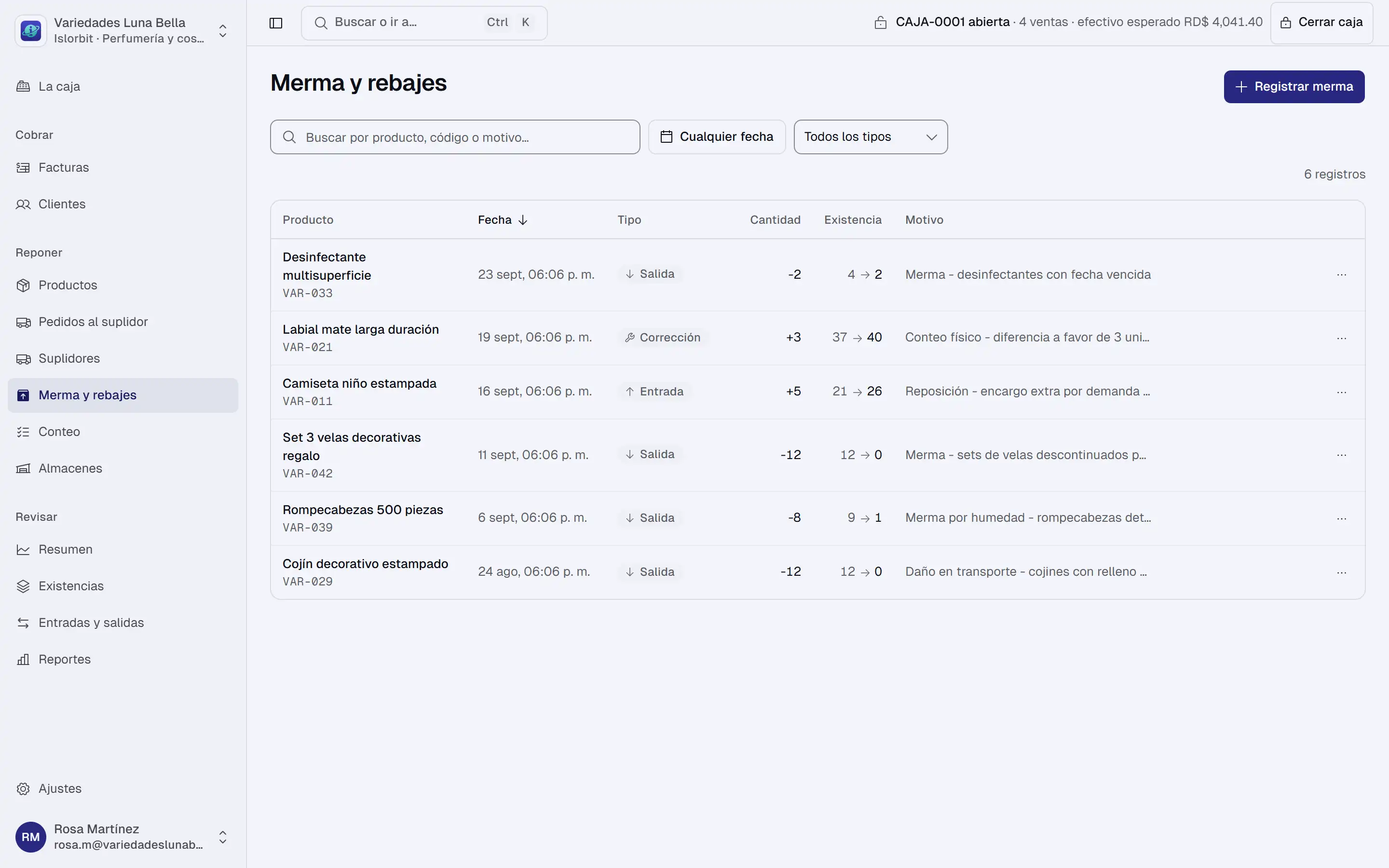 Listado de merma y rebajes con el producto, la fecha, el tipo —salida, entrada o corrección—, la cantidad, la existencia antes y después y el motivo escrito.